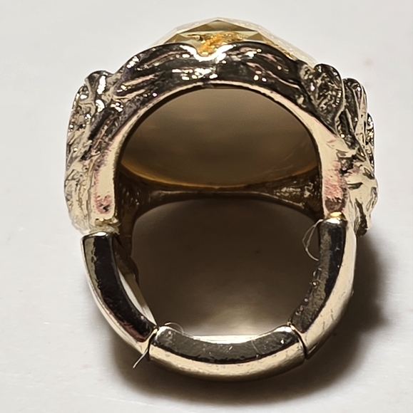Vintage Gold Tone with 14k Gold Leaf in Faceted resin Strechy Ring L4 Pre Owned - Picture 3 of 4